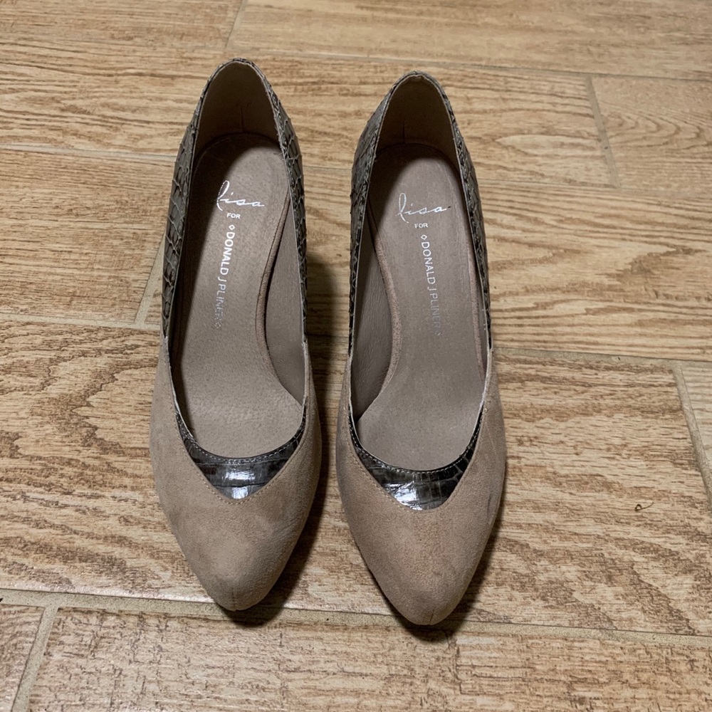 Donald Pliner pumps